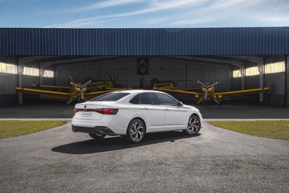 Volkswagen Jetta GLI 2025 branco puro traseira parado
