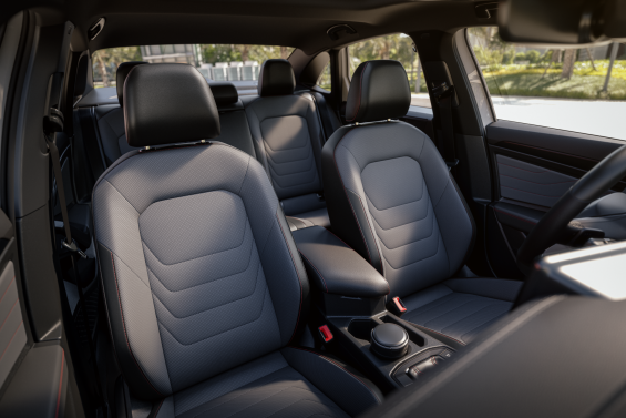 Volkswagen Jetta GLI 2025 interior bancos dianteiros