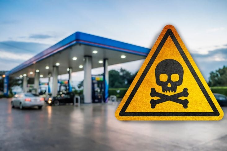 POSTO DE GASOLINA COM SIMBOLO DE VENENO