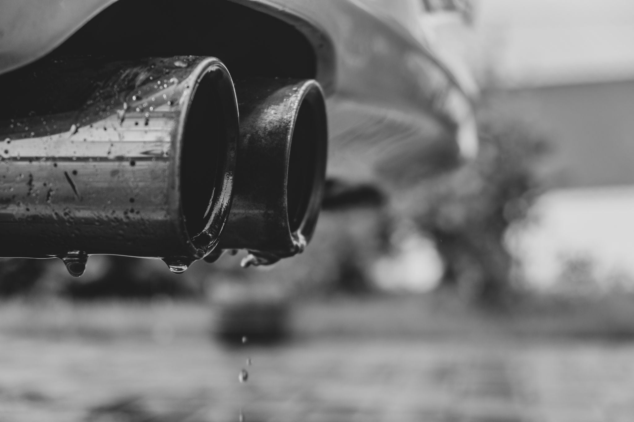 É normal sair água do escapamento? Veja sinais que diferenciam algo comum de um problema grave