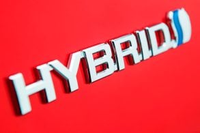 híbrido símbolo no carro em destaque na pintura vermelha.