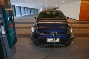 volkswagen golf gte 2019 azul frente recarregando