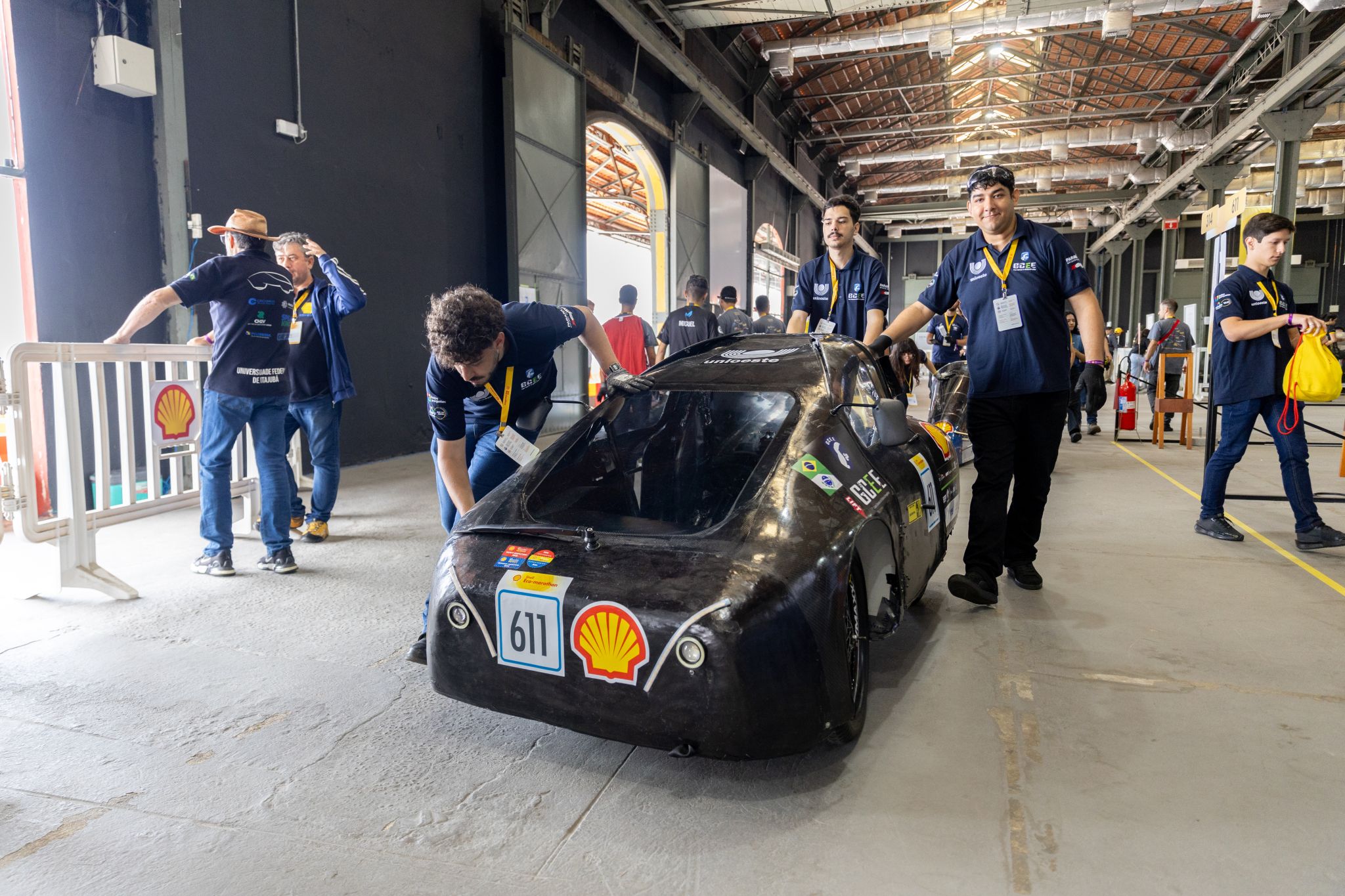 Carros que rodam 700 km com 1 litro de combustível brilham na Shell Eco-Marathon 2025