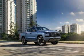 Mitsubishi Triton Tarmac 2026 azul tarmac frente parada (2)