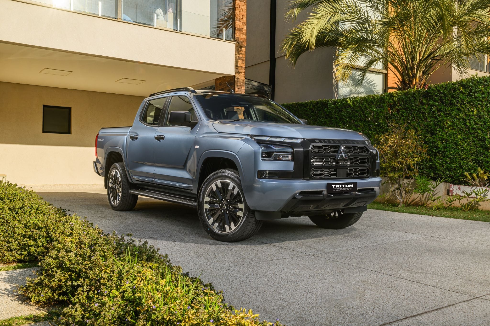Mitsubishi Triton Tarmac 2026 azul tarmac frente parada (3)