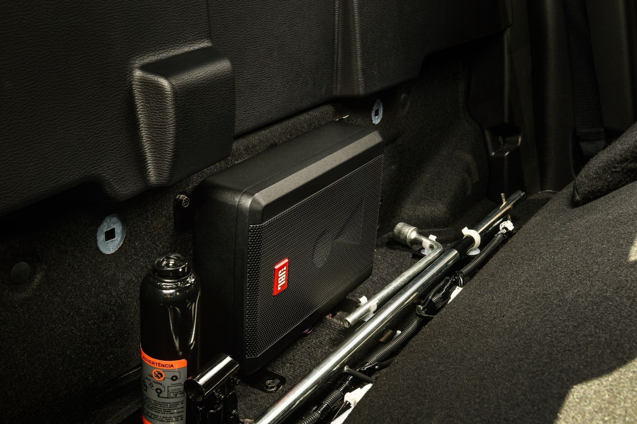 Mitsubishi Triton Tarmac 2026 interior subwoofer e ferramentas atrás do banco traseiro