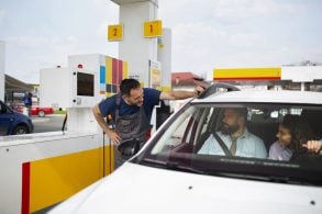 pessoas que passam o tempo no posto de gasolina