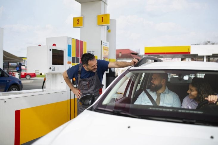 pessoas que passam o tempo no posto de gasolina