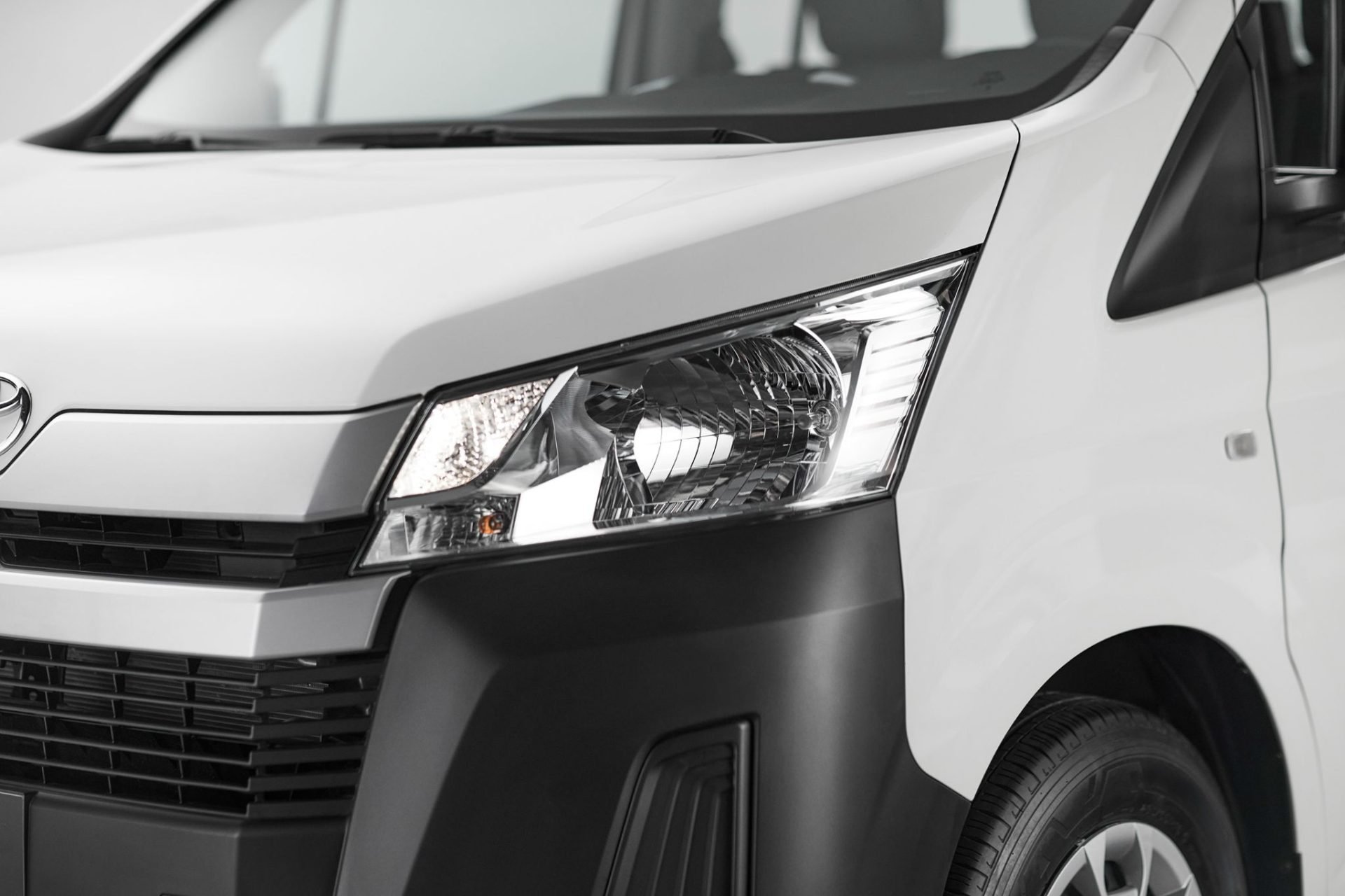 Toyota Hiace Minibus AT DX 15+1 branco detalhe farol