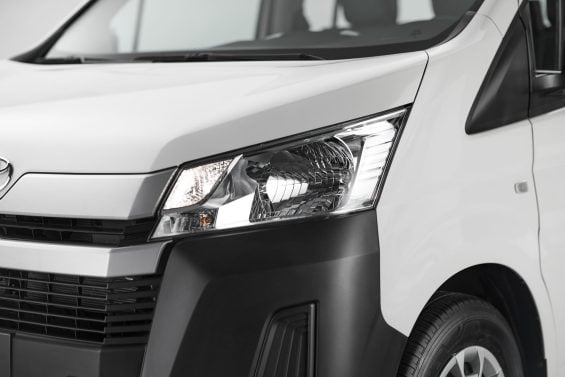 Toyota Hiace Minibus AT DX 15+1 branco detalhe farol
