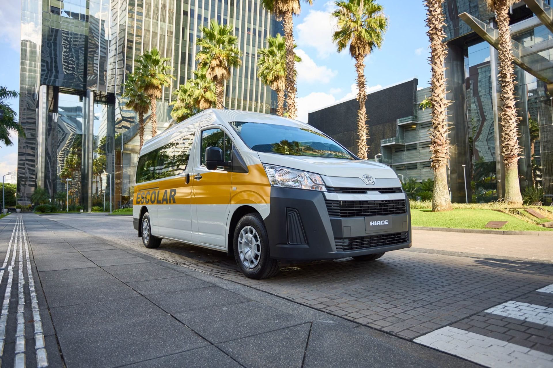 Toyota Hiace Minibus AT DX 15+1 branco escolar frente
