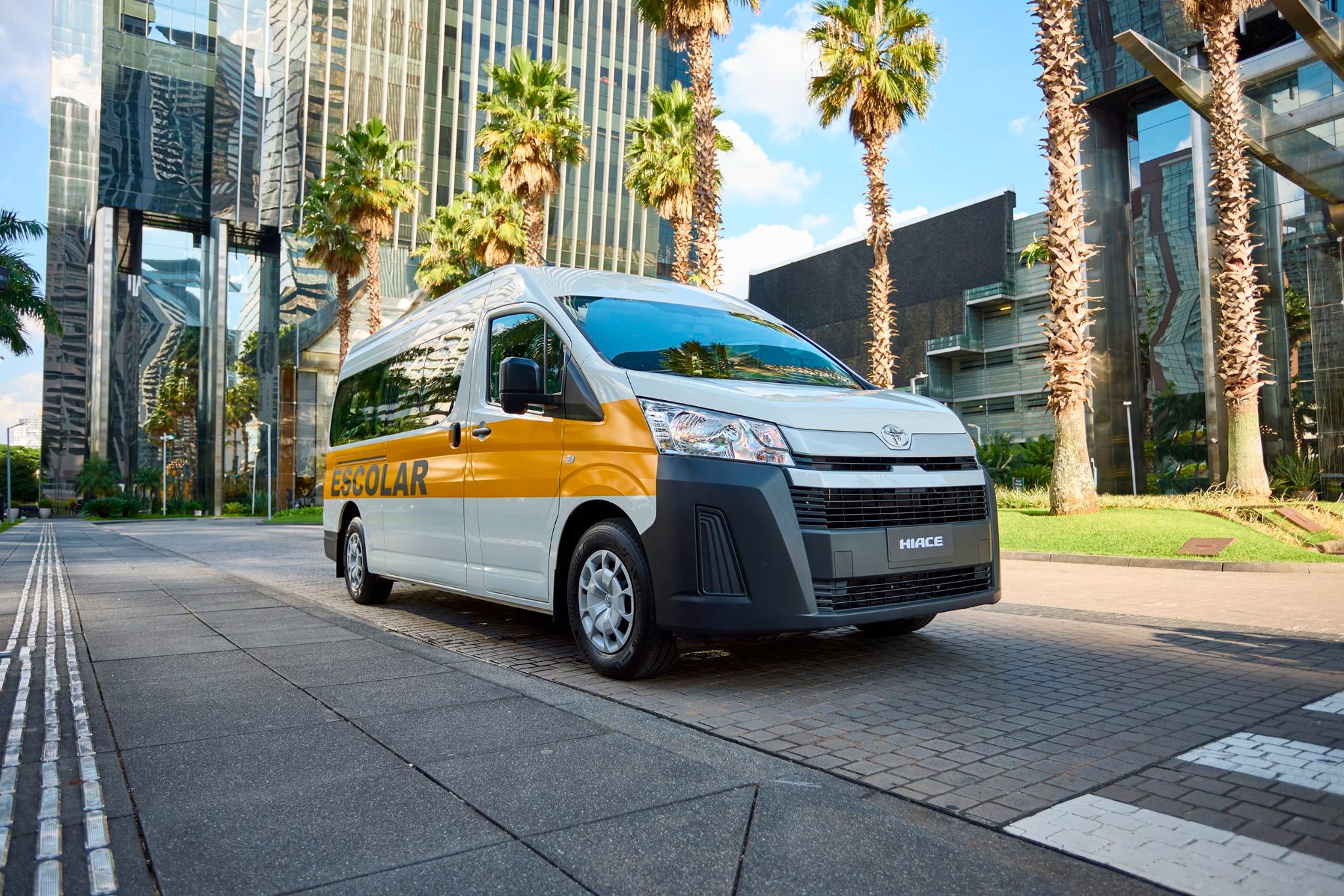 Toyota Hiace Minibus AT DX 15+1 branco escolar frente