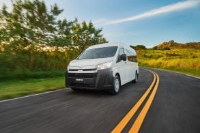 Toyota Hiace Minibus AT DX 15+1 branco frente em movimento