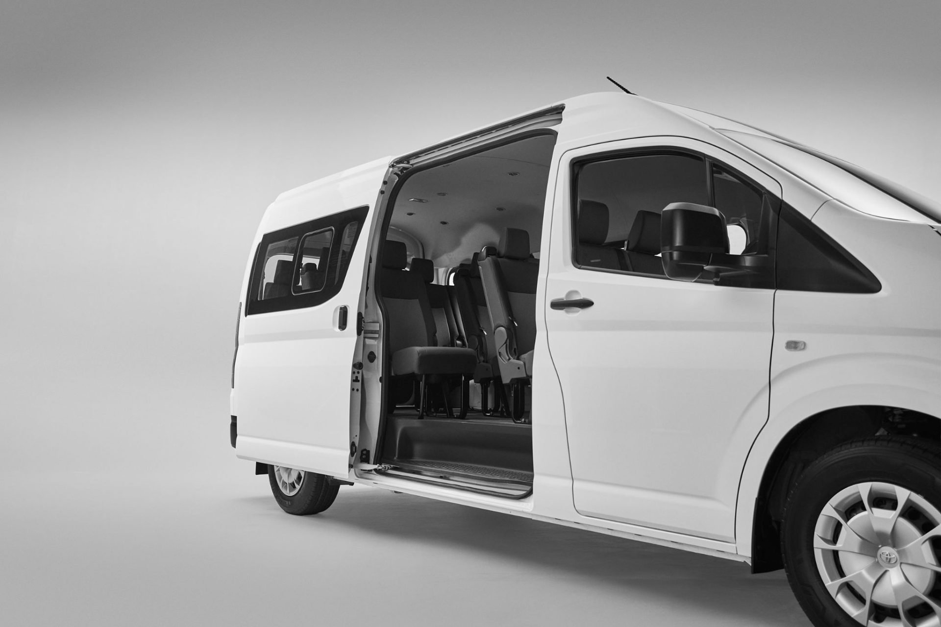 Toyota Hiace Minibus AT DX 15+1 branco lateral porta aberta