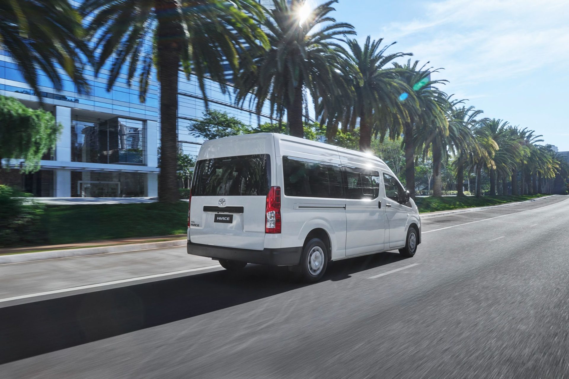 Toyota Hiace Minibus AT DX 15+1 branco traseira em movimento