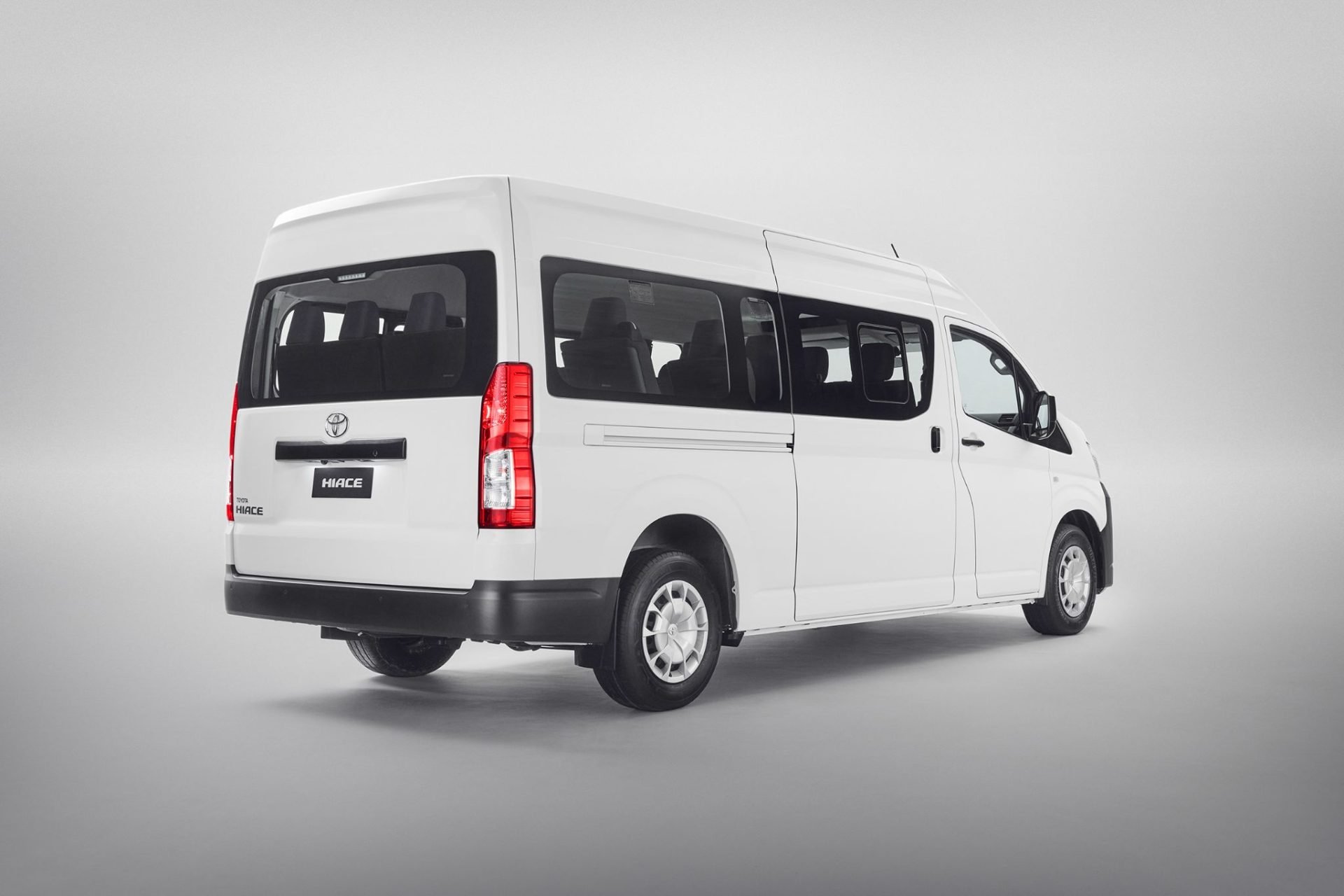 Toyota Hiace Minibus AT DX 15+1 branco traseira
