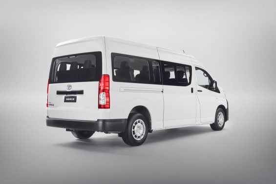 Toyota Hiace Minibus AT DX 15+1 branco traseira