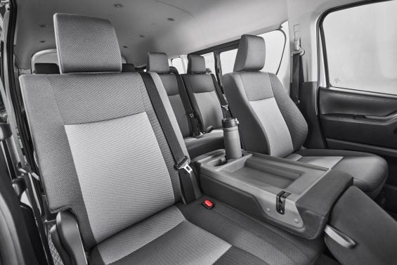 Toyota Hiace Minibus AT DX 15+1 interior banco central rebatido