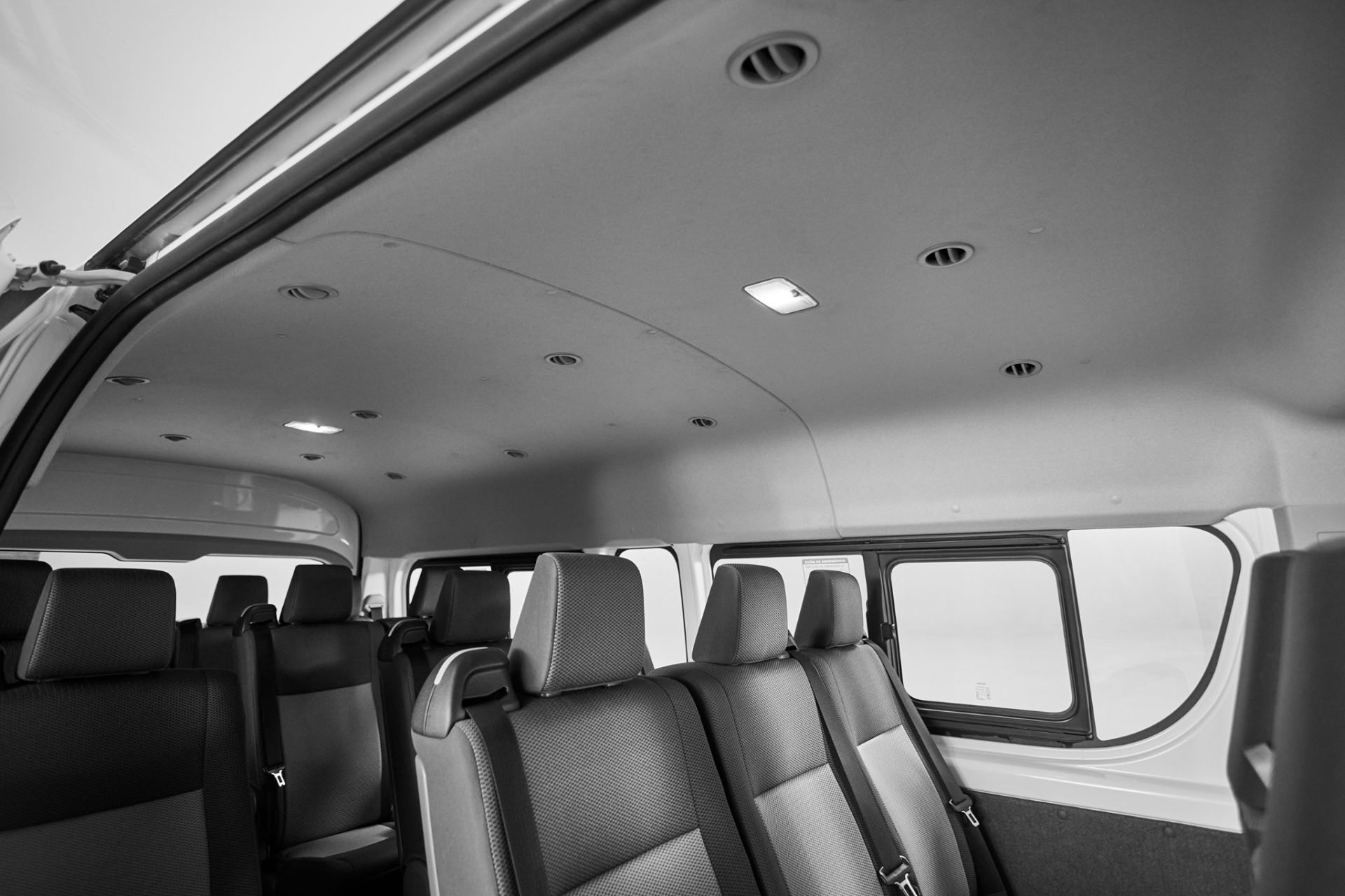 Toyota Hiace Minibus AT DX 15+1 interior teto luzes saídas de ventilação