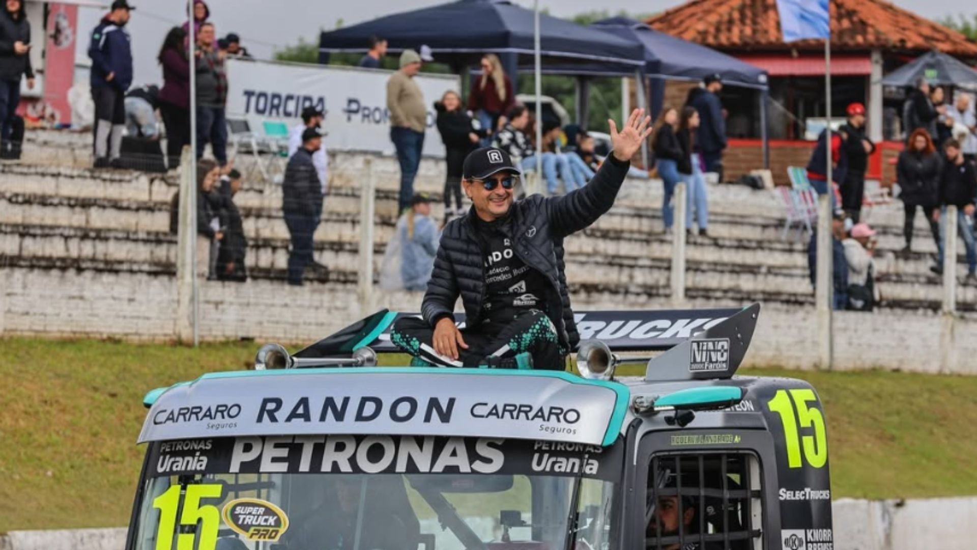 Roberval andrade sobre caminhão copa truck