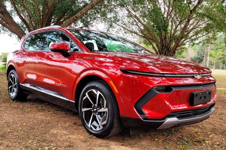 Chevrolet Equinox EV RS 2025 vermelho frente parado