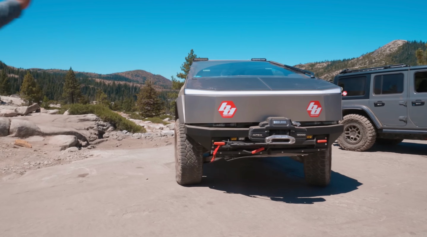 Cybertruck quebra em trilha usada como pista de testes da Jeep
