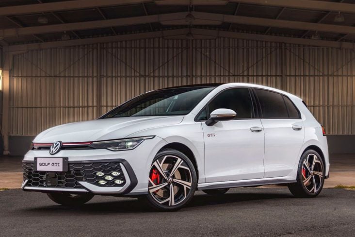 Volkswagen Golf GTI 2025 branco puro frente parado