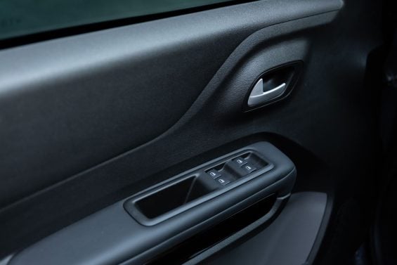 Citroën C3 YOU! Turbo 200 2026 interior painel de porta comandos do vidro elétrico