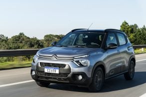 Citroën C3 XTR 2026 Cinza Artense frente em movimento (3)