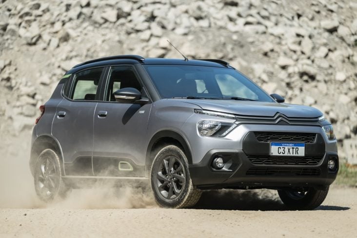 Citroën C3 XTR 2026 Cinza Artense frente na terra