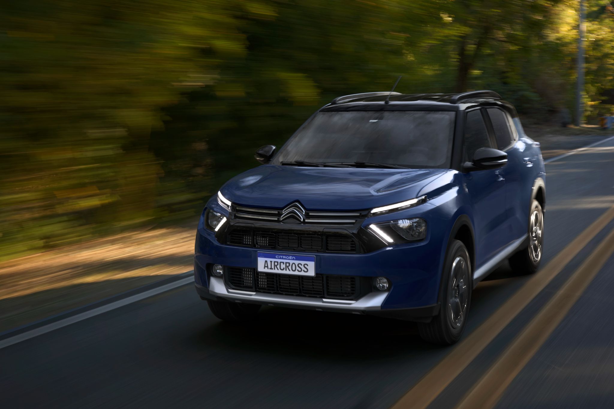 Citroën Aircross Shine 7 Turbo 200 2026 azul Cosmo frente em movimento