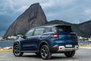 Citroën Aircross Shine 7 Turbo 200 2026 azul Cosmo traseira parado