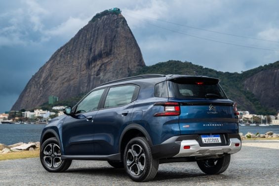 Citroën Aircross Shine 7 Turbo 200 2026 azul Cosmo traseira parado
