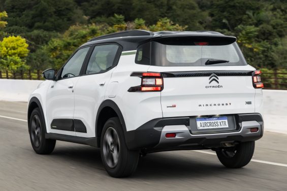 Citroën Aicross XTR 7 Turbo 200 Branco Banquise traseira em movimento (2)