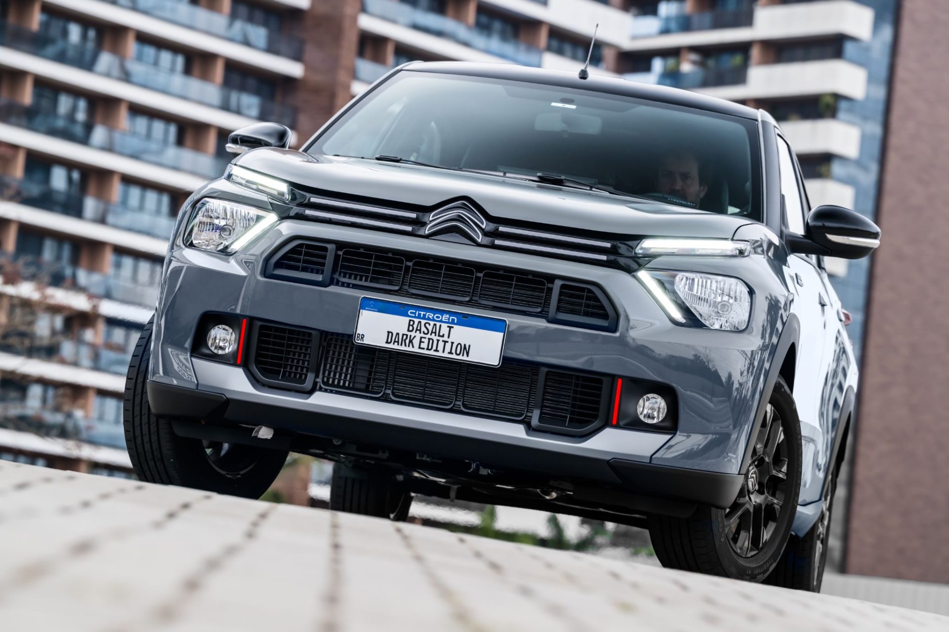 Citroën Basalt Dark Edition Turbo 200 2026 Cinza Sting frente parado (2)