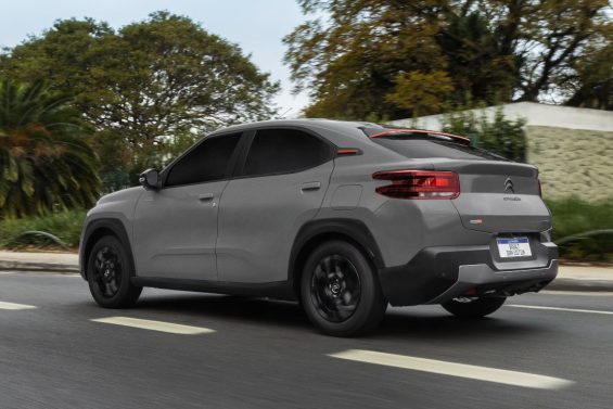 Citroën Basalt Dark Edition Turbo 200 2026 Cinza Sting traseira em movimento Citroën Basalt Dark Edition Turbo 200 2026 Cinza Sting traseira em movimento