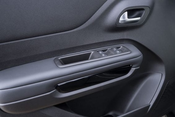 Citroën Basalt Dark Edition Turbo 200 2026 interior painel de porta comandos do vidro