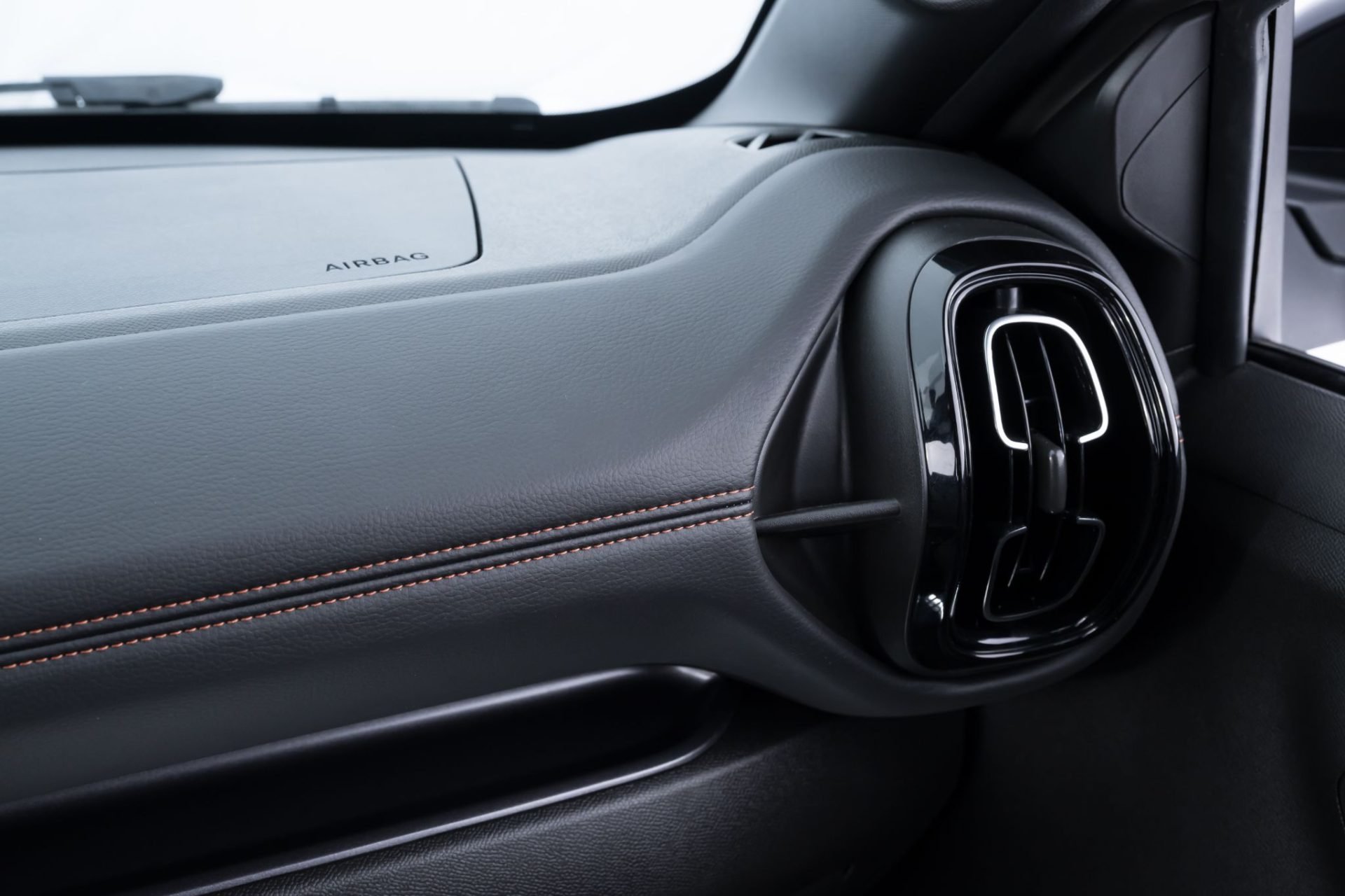 Citroën Basalt Dark Edition Turbo 200 2026 interior vinil painel