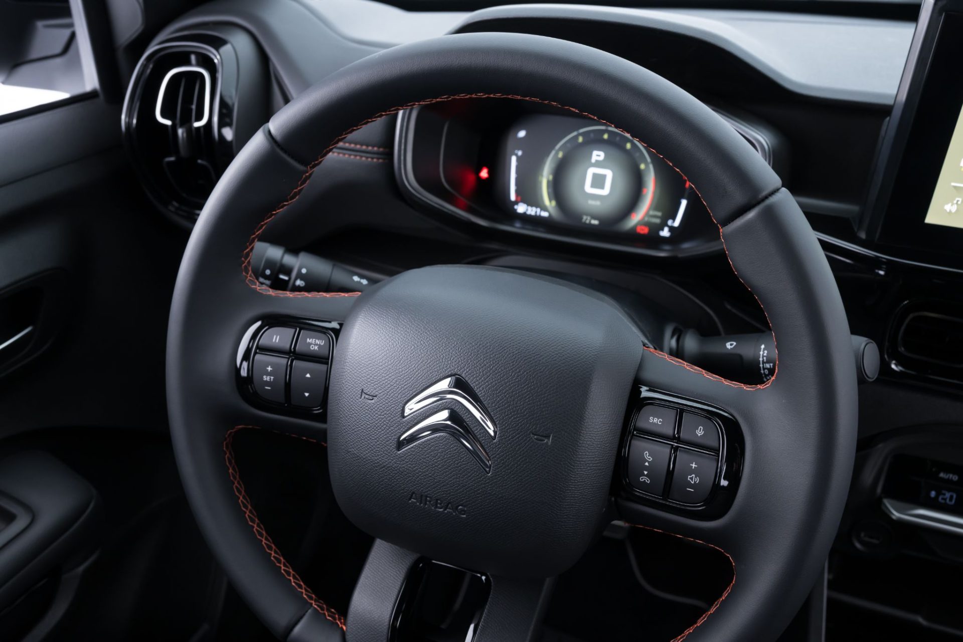 Citroën Basalt Dark Edition Turbo 200 2026 interior volante