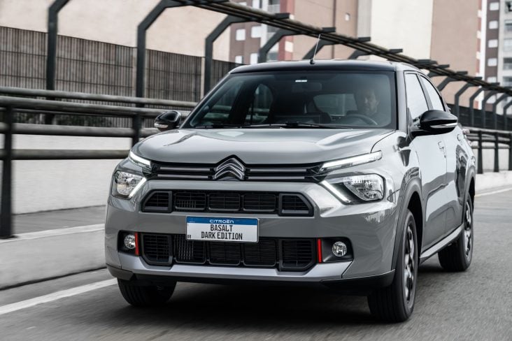 Citroën Basalt Dark Edition Turbo 200 2026 Cinza Sting frente em movimento (2)