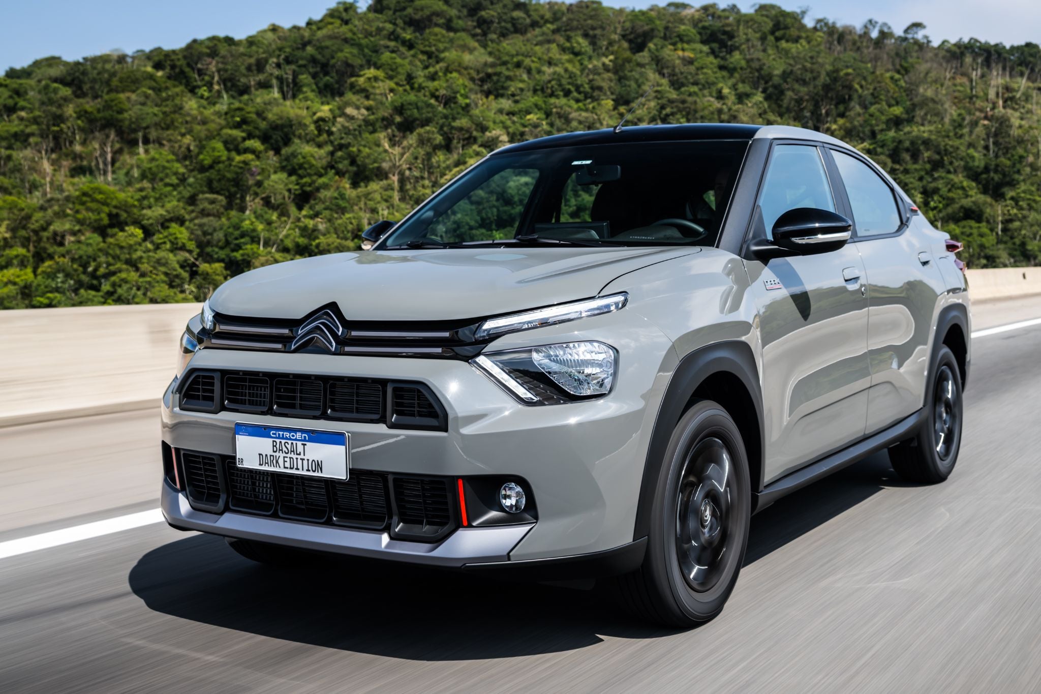 Citroën Basalt Dark Edition Turbo 200 2026 Cinza Sting frente em movimento (3)