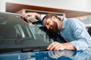 CUIDADO COM CARRO HOMEM AFAGANDO O CARRO shutterstock