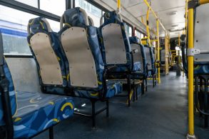 Shutterstock assento do ônibus visão do fundo do ônibus motrando várias fileiras do coletivo