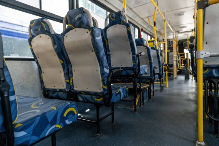 Shutterstock assento do ônibus visão do fundo do ônibus motrando várias fileiras do coletivo