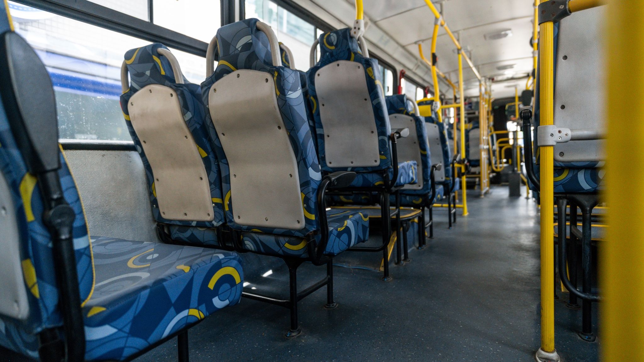Qual o melhor lugar para sentar no ônibus? Qual o mais seguro?
