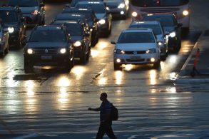 HOMEM ATRAVESSANDO AVENIDA MARCELLO CASAL JR ABR