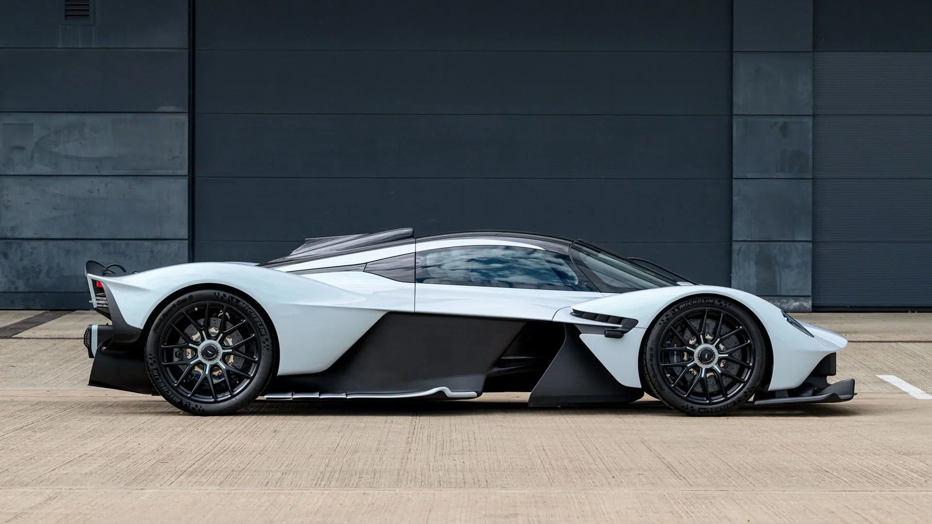 Aston Martin Valkyrie 3