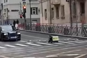 Robô de entrega não dá passagem ao comboio oficial