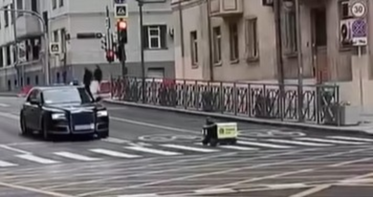 Robô de entrega para comboio oficial em Moscou