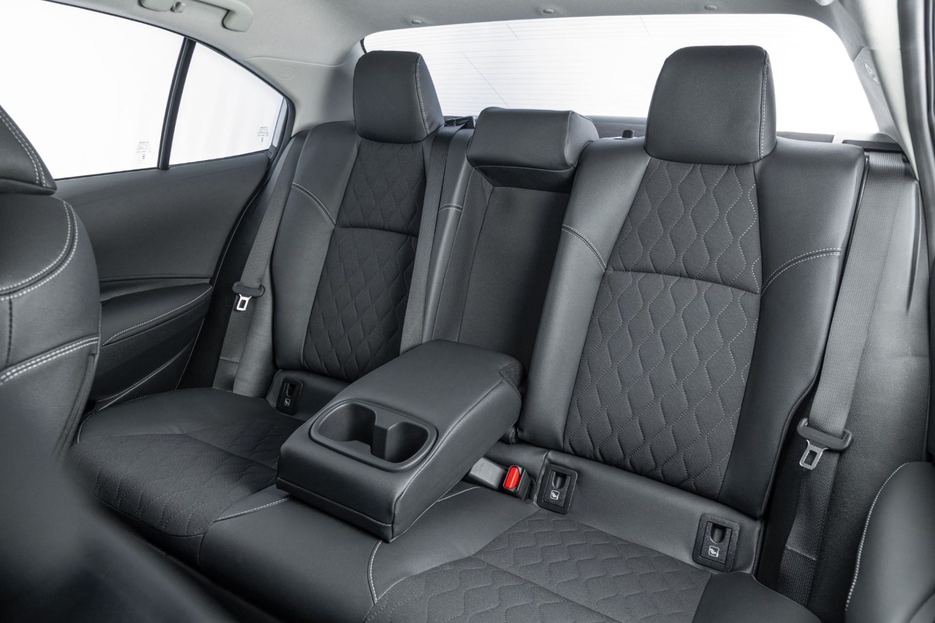 Toyota Corolla GLI Hybrid 2025 interior banco traseiro